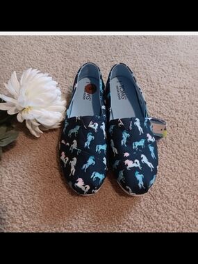 TOMS women's Size 8, Navy Unicorn Print Slip-On Shoes New With Tags, Never Worn!
